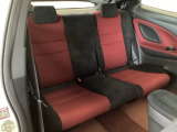 リアシートはスポーツ2シーターに近い車内構造の為、足元などある程度の広さは確保していますが、緊急乗車で乗れるスペースになります。