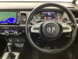 【ハンドル】運転にかかわる様々な操作を安全に行えるように視点移動が少なく操作性に配慮されたスイッチ類が凝縮されたコックピットです。