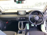 【e:HEV】走行シーンに合わせて、EV・ハイブリッド・エンジンの3つのモードを自動で切り替えるので、街乗りから高速走行までスムーズなドライブを楽しめます。