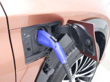 充電方法はAC200V/16Aの普通充電(専用の配線工事が必要)に加え、家庭の配線をそのまま利用しての充電が可能なようにAC100V/6Aの普通充電にも対応しています。