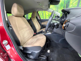 運転席まわりには十分なスペースがあり、大柄な方でもゆったり運転していただける環境です。