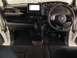 車内は光触媒抗菌消臭施工済です。スタイリッシュなデザインでスポーティなインパネ周りを演出します。グローブボックスやカップホルダーのほかにトレーなどたくさんの収納スペースが付いています。