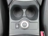 便利なカップホルダーを装備しています。缶ジュースを開けて運転していると振動で倒れないかヒヤヒヤ、意外と置き場に困るもの。 意外に重要な装備ですね。
