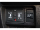 便利な両側電動スライドドアはスマートキーや運転席スイッチから開閉可能です。
