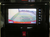 車両後方の映像を映すバックモニター。進路を確認しながら安全に車庫入れできます。