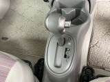 オートマチックドライブです。駐車ブレーキは手動式です