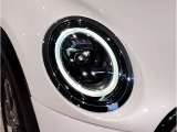 【LEDヘッドライト】先進のLEDテクノロジーを採用。放射される白色光の周波特性は太陽光に近く、バイキセノン・ヘッドライトを上回るコントラストで更に明るく輝きます!