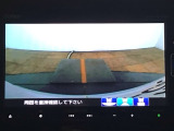 【バックカメラ】運転が苦手な方も車庫入れラクラクです!ギアをリバースに入れれば自動的に切り換わりますので、面倒な操作は不要です♪狭い駐車場もお車を傷つけず安心ですね!