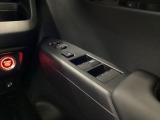 電動格納式リモコンドアミラーと、パワーウィンドウスイッチ等は運転席ドアにあります。