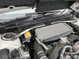 【STIタワーバー】お車の剛性を高めるタワーバーを装備。よりスムーズなコーナリング走行が可能となり、走りも楽しめます。