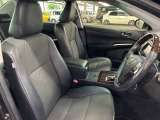 運転席の画像です。足元やシートまわりに余裕があり、リラックスした姿勢で運転が可能です。視界も良好で操作系へのアクセスもしやすく、快適で安心感のあるドライブをサポートします。