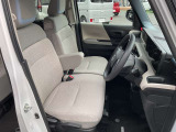 シートポジションも高く、運転しやすいです。シートリフター付きです。