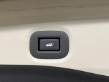 【パワーバックドア】スマートキーや運転席のボタンを押すだけでリアゲートが自動で開閉します!荷物を持っている時や、高い位置にあるバックドアを閉める際に便利な機能です♪