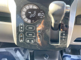 【オートエアコン】一度お好みの温度に設定すれば、車内の温度を検知し風量や温度を自動で調整。暑い&hellip;寒い&hellip;と何度もスイッチ操作をする必要はありません。快適な車内空間には必須の機能ですね♪