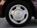 ホイールカバーは車のデザインにマッチした専用タイプです。