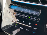 【オートエアコン】一度お好みの温度に設定すれば、車内の温度を検知し風量や温度を自動で調整。暑い&hellip;寒い&hellip;と何度もスイッチ操作をする必要はありません。快適な車内空間には必須の機能ですね♪