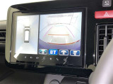 【パノラミックビューモニター】車を真上から見た状態をナビに映し出し、駐車時などをサポート☆クルマの斜め後ろなど、目が届きにくい箇所も確認できるため、いち早く障害物に気が付くことができます!