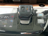 シフトレバーは、まるでスマートフォンを思わせるようなスタイリッシュなデザインが目を引き、車内の雰囲気をぐっとモダンに演出します。シンプルで分かりやすい配置なので、安心して操作できますよ。