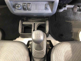 5速ミッションのマニュアル車になります。