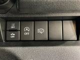 【アイドリングストップ】赤信号や渋滞で停車した際にエンジンを停止し、無駄な燃料の消費を抑えます。燃費向上や環境保護につなげる機能♪エンジンはブレーキを離せば再始動します。