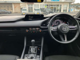 インパネ廻りと運転席です!シンプルにスッキリとまとまっています。運転操作に迷いにくくなっておりとても運転しやすいです。
