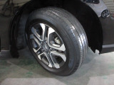 185/65R15インチ純正アルミホイール。