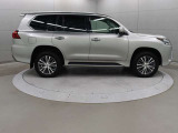 降車時に自動で車高調整を行う「乗降モード」を搭載しています。