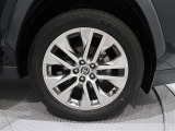 アルミホイールを装備、タイヤサイズは235/55R19です。