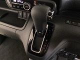 CVT車のセレクトレバーです。低速から高速まで、変速ショックのないスムーズな走りを実現するとともに、エンジン効率のよい領域を維持することで燃費にも貢献します。