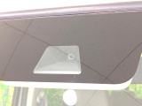 【ホンダセンシング】走行中に前方の車両等を認識し、衝突しそうな時は警報とブレーキで衝突回避と被害軽減をアシスト。より安全にドライブをお楽しみいただけます。