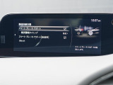 こちらのお車には先進安全装備が多数搭載されています。衝突被害を回避あるいは軽減するためのブレーキや、後方死角からの接近警報、車線逸脱を防止する警報装置など、詳しくはスタッフまでお尋ねください。