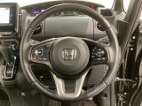 ハンドルにHondaセンシング系のクルーズコントロールやレーンキープアシストなどのスイッチと、オーディオの操作スイッチが装備されています。ハンドルから手を離さず安全に操作できます。