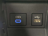 こちらのクルマはUSB接続コネクタも装備されています♪スマホの充電などにお使い下さい。ご旅行中での充電切れも、これなら心配いりませんね!