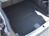 Audi正規ディーラーが高品質をお約束。高度な訓練・教育を受けたAudi専任メカニックが、100項目にもおよぶ精密な点検を実施。すべてクリアしたAudi車だけ、あなたのお手元に届けられるのです