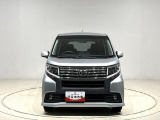 メッキ際立つフロントグリル、LED採用のヘッドランプとイルミネーションランプが視線を集めるムーヴカスタムが入荷致しました。