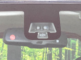 【エマージェンシーブレーキ】走行中に前方の車両等を認識し、衝突しそうな時は警報とブレーキで衝突回避と被害軽減をアシスト。より安全にドライブをお楽しみいただけます。