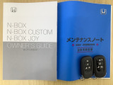 スマートキーは鍵をバッグに入れたままでもドアロックの開閉やエンジンのON・OFFができます。夜間や雨の日も鍵を探さなくて良いので便利です。