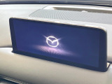 【12.3インチマツダコネクト】車内の雰囲気にマッチした大型ディスプレイ。スマホ接続でのナビ使用やBluetooth再生等、様々な機能が楽しめます。直感的なダイヤル操作が可能で、使い勝手も良好です。