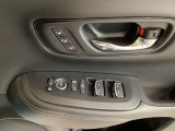 電動格納式リモコンドアミラーと、パワーウィンドウスイッチ等は運転席ドアにあります。