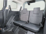 便利な5:5分割可倒式シートです。収納と乗車人数のバランスに優れています♪荷物の大きさに応じたラゲージスペースをフレキシブルに作り出せるので、シーンに応じた使い方ができます♪