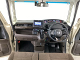 【前方視界】開放的な前方視界!運転がしやすく疲れにくいです♪窓が大きく、見通しがとっても良いおクルマですよ♪