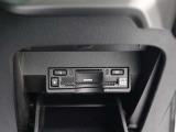 路上に設置されたインフラ設備との双方向通信を行うETC2.0ユニットを搭載!高速道路の進行先の渋滞情報や、停止車両などを画面表示や音声で提供します。
