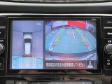 アラウンドビュー付き。上空から車両を見下ろしたような画像に加工された映像をディスプレイで確認しながら車庫入などができ大変便利です。