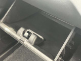 大型のグローブボックスは車検証など大きな物もすっぽりと収まるサイズとなっております。
