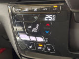 【オートエアコン】一度お好みの温度に設定すれば、車内の温度を検知し風量や温度を自動で調整。暑い&hellip;寒い&hellip;と何度もスイッチ操作をする必要はありません。快適な車内空間には必須の機能ですね♪