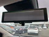 スマートルームミラー◆積載物などで、さえぎられがちなルームミラーの後方視界。車内状況に関わらず車両後方にあるカメラの映像をルームミラーに映し出します!もちろん夜や悪天降雨でもクリアな後方視界を確保!
