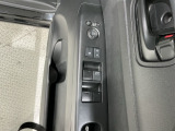 狭い駐車場で便利な電動格納ドアミラーが付いています。