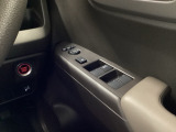 電動格納式リモコンドアミラーと、パワーウィンドウスイッチ等は運転席ドアにあります。