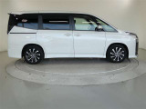 両側パワースライドドア付きだから、狭い駐車スペースなどでの 乗り降りラクラク!小さなお子さまのいるご家庭には嬉しい装備。
