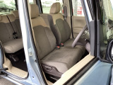 【ベンチシート】運転席と助手席の移動もスムーズ!狭い駐車場での乗り降りや、お子様の乗り降りにも便利です。座席の間にコンソールボックスやドリンクホルダーがないため、車内空間が広く感じます。